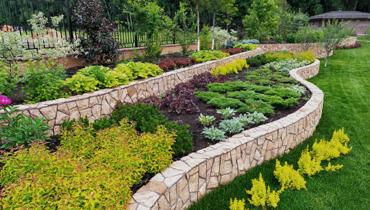 Massifs plantés de différentes variétés aux feuillages contrastés