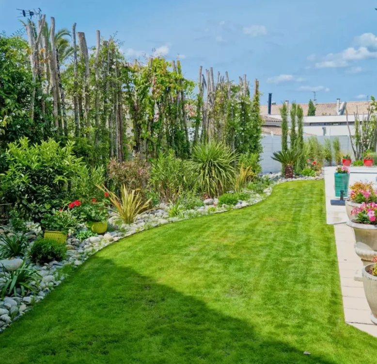 Pelouse naturelle et plantations en jardin